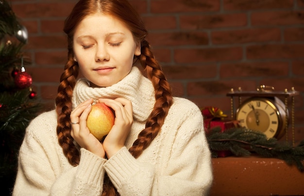 Mulher de natal ruiva com maçã