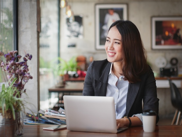 Mulher de negócio asiática com laptop feliz e sorriso conceito sucesso trabalho