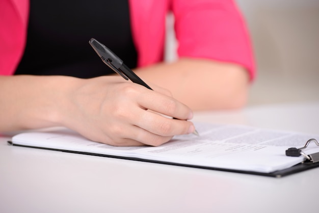 Mulher de negócio bonita nova no trabalho em seu escritório.