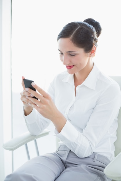 Mulher de negócio com telefone celular