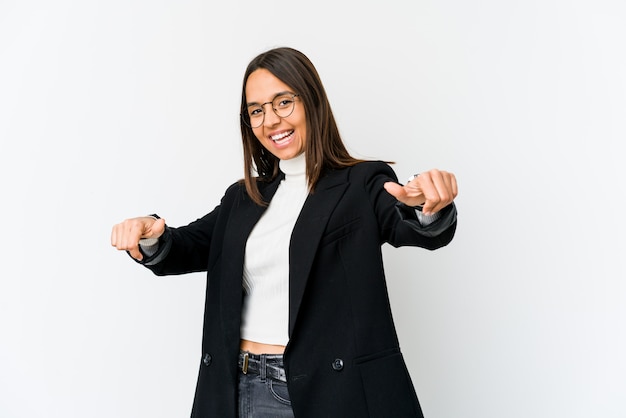 Mulher de negócio nova da raça misturada isolada no branco que levanta ambos os polegares acima, sorrindo e seguro.