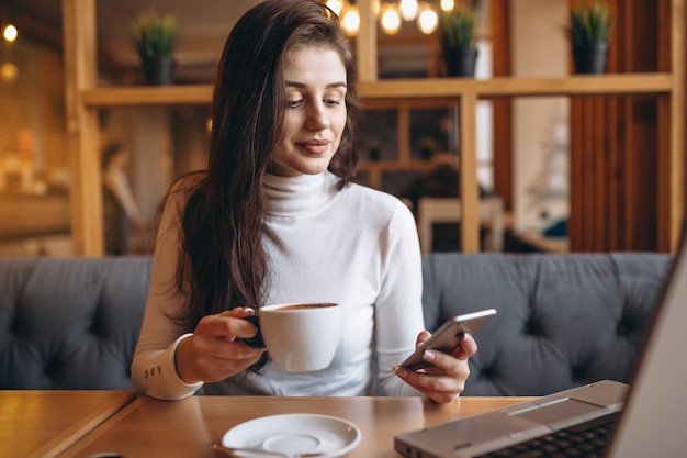 Mulher de negócio que trabalha em um café