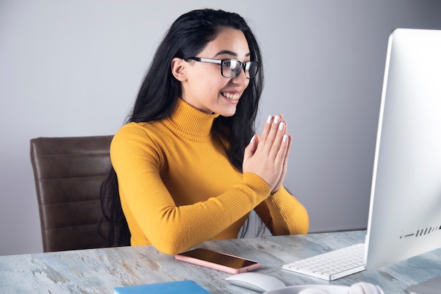 Mulher de negócios acenando olá no computador