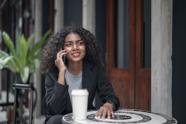 Mulher de negócios africana com estilo lifr no espaço pedestre ao ar livre