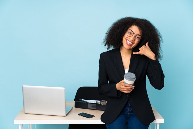 Mulher de negócios afro-americana com uma xícara de café