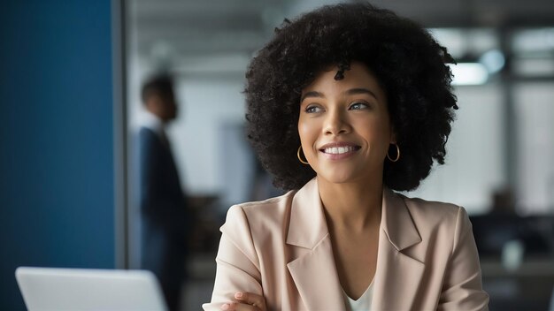 Mulher de negócios afro-americana de sucesso parecendo satisfeita e confiante.