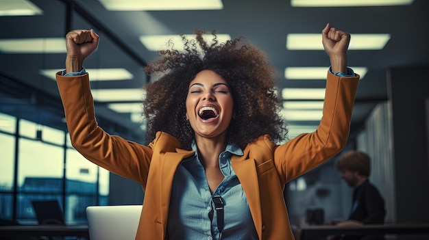 Foto mulher de negócios afro-americana entusiasmada no local de trabalho celebrando o negócio bem sucedido