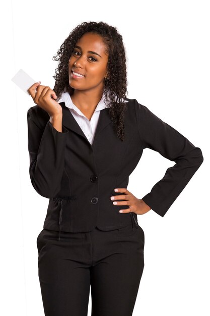 Foto mulher de negócios afro-americana feliz segurando cartão de visita isolado