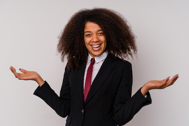 Mulher de negócios afro-americana jovem vestindo um terno isolado no fundo branco, mostrando uma expressão de boas-vindas.