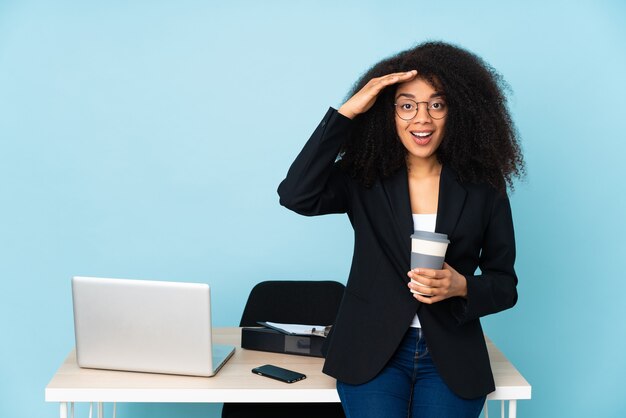 Mulher de negócios afro-americana que trabalha em seu local de trabalho acaba de perceber algo e tem a intenção de encontrar a solução