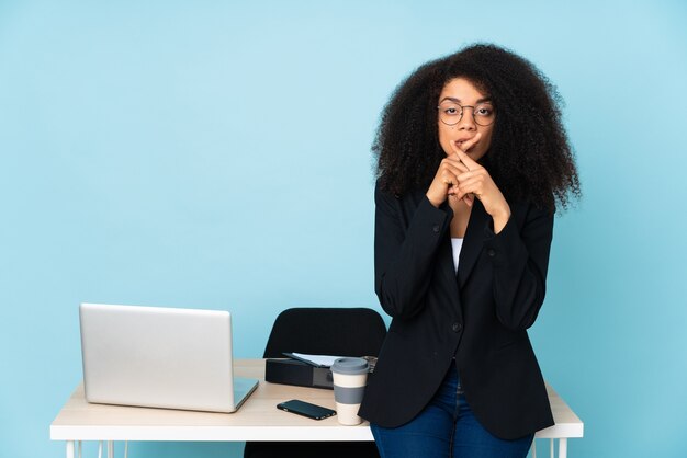 Mulher de negócios afro-americana trabalhando em seu local de trabalho