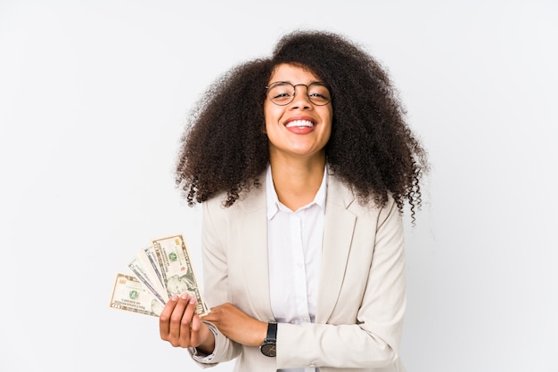 Foto mulher de negócios afro jovem segurando um carro de crédito mulher de negócios afro jovem segurando um crédito rindo e se divertindo.