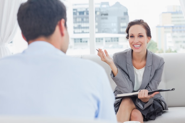 Mulher de negócios alegre conversando com o colega