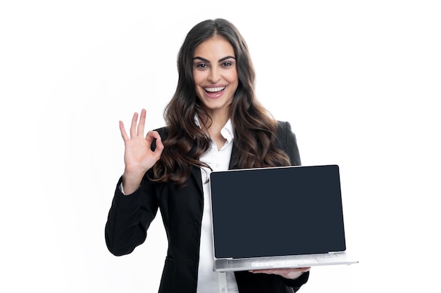 Mulher de negócios alegre de pé sobre parede cinza com computador portátil Retrato de muito charmoso
