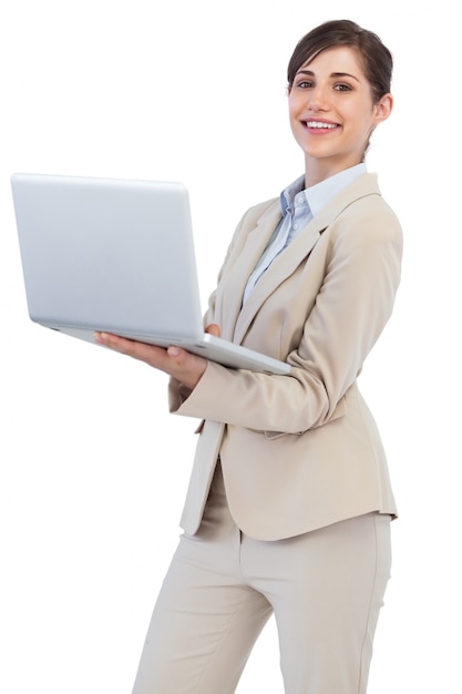 Mulher de negócios alegre segurando laptop