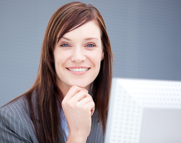 Foto mulher de negócios alegre trabalhando em um computador