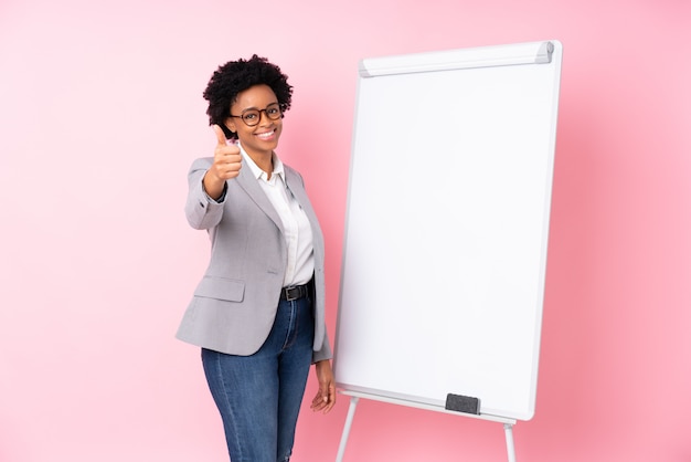 Mulher de negócios americano africano com quadro branco