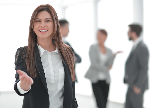 Mulher de negócios amigável, estendendo a mão para um conceito de parceria de aperto de mão