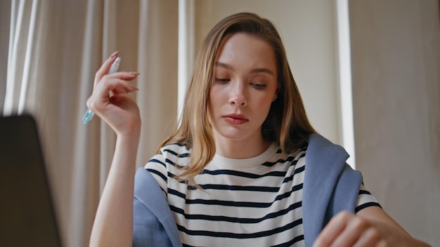Mulher de negócios analisando documentos financeiros em ambiente de escritório em close-up