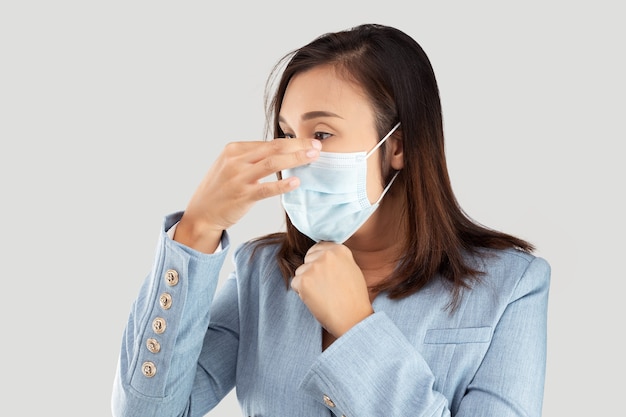 Mulher de negócios asiática com máscara médica isolada em um cinza