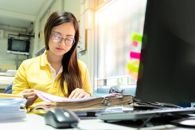 Mulher de negócios asiática no trabalho em um escritório usando computador tablet