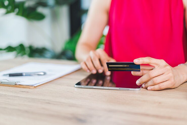 Foto mulher de negócios asiática segurando o cartão de crédito e usando o laptop em casa. homem de negócios ou empreendedor trabalhando, compras online, e-commerce, internet banking, trabalhando em casa conceito