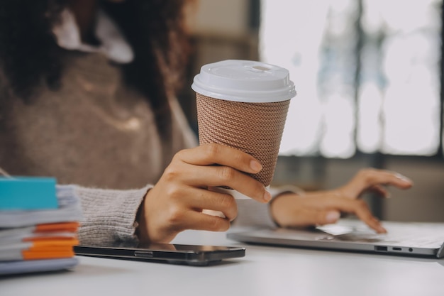 Mulher de negócios asiática trabalhando em computador portátil Procurar emprego on-line freelancer procurando e digitando no caderno na mesa estilo de vida da mulher estudando on-line