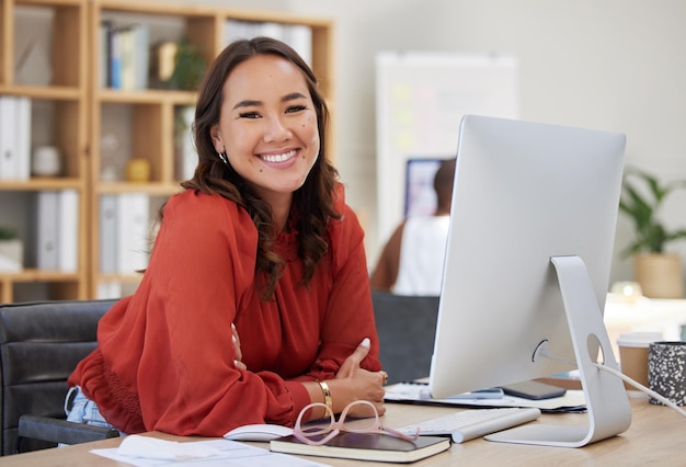 Mulher de negócios asiática trabalhando no computador na mesa no escritório ou no local de trabalho da empresa com um sorriso Retrato feliz empregado e trabalhador ou líder de gerente ou ceo com estratégia de missão de visão corporativa