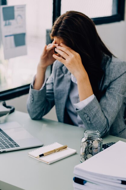Mulher de negócios asiática usando calculadora e laptop para fazer finanças matemáticas em uma mesa de escritório relatório de impostos estatísticas contábeis e conceito de pesquisa analítica