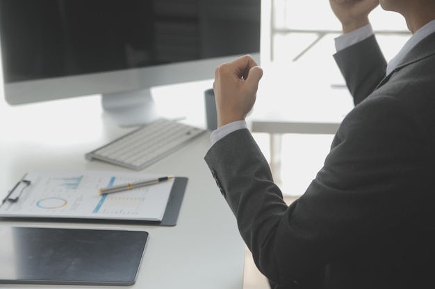 Mulher de negócios asiática usando computador portátil e trabalhando no escritório com documento de calculadora na mesa fazendo planejamento analisando o conceito de análise de finanças de investimento de plano de negócios de relatório financeiro