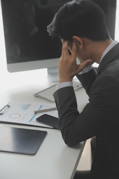 Mulher de negócios asiática usando computador portátil e trabalhando no escritório com documento de calculadora na mesa fazendo planejamento analisando o conceito de análise de finanças de investimento de plano de negócios de relatório financeiro