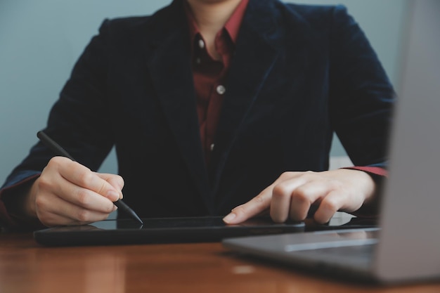 Mulher de negócios asiática usando computador portátil e trabalhando no escritório com documento de calculadora na mesa fazendo planejamento analisando o conceito de análise de finanças de investimento de plano de negócios de relatório financeiro