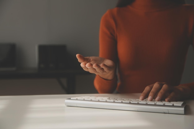 Foto mulher de negócios asiática usando computador portátil e trabalhando no escritório com documento de calculadora na mesa fazendo planejamento analisando o relatório financeiro plano de negócios conceito de análise de finanças de investimento