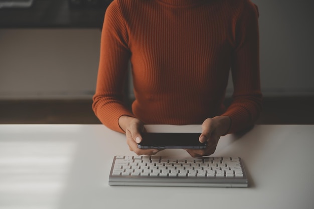 Foto mulher de negócios asiática usando laptop e trabalhando no escritório com documento de calculadora na mesa fazendo planejamento analisando o relatório financeiro plano de negócios conceito de análise de finanças de investimento