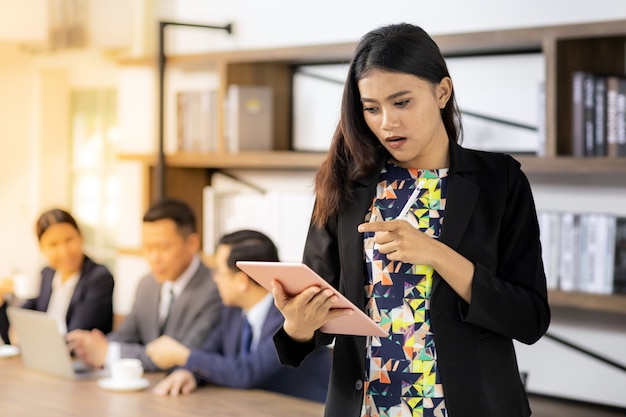 Mulher de negócios asiático trabalhando com tablet inteligente