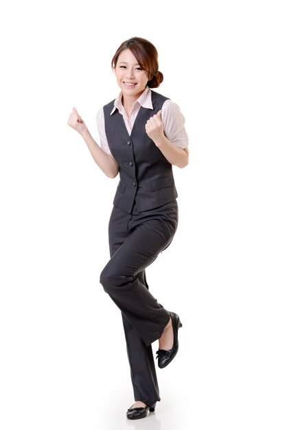 Mulher de negócios asiáticos alegre dançando e fique à vontade, retrato de corpo inteiro isolado na parede branca.