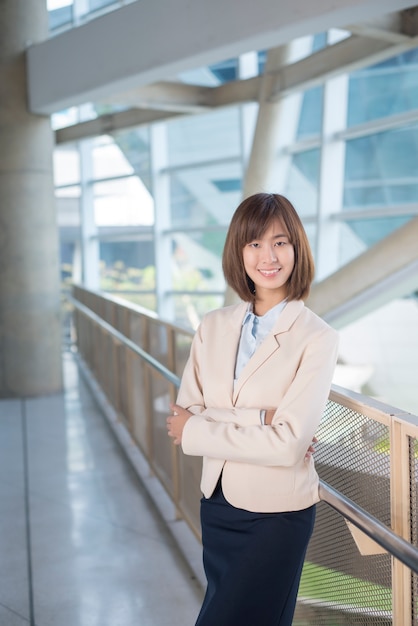 Mulher de negócios asiáticos atraente sorrindo fora do escritório