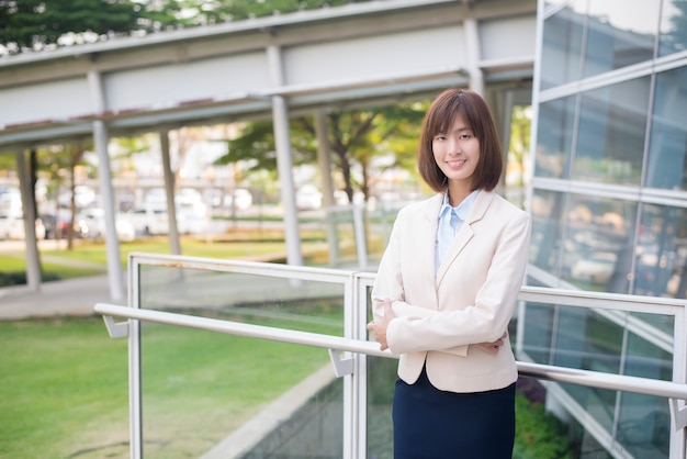 Mulher de negócios asiáticos atraente sorrindo fora do escritório