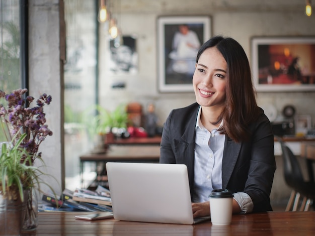 Foto mulher de negócios asiáticos com laptop feliz e sorrir conceito sucesso trabalho