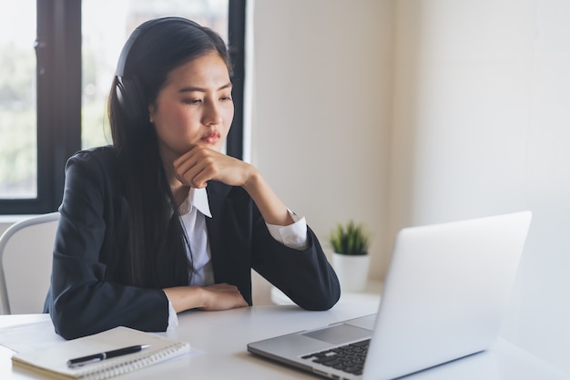 Mulher de negócios asiáticos fazendo videoconferência.