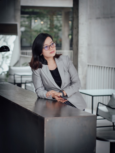 Foto mulher de negócios asiáticos feliz e sorriso conceito sucesso trabalho