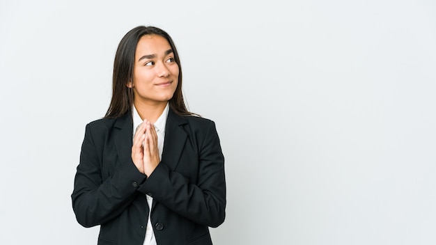 Mulher de negócios asiáticos jovem inventando um plano em mente, criando uma ideia.