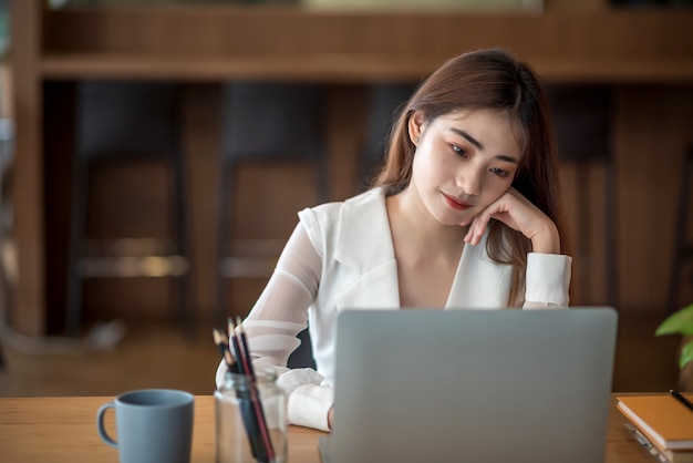 Mulher de negócios asiáticos jovem se sentindo doente e cansada ou exausta do trabalho de escritório.