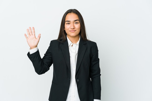 Mulher de negócios asiáticos jovem sorrindo alegre mostrando o número cinco com os dedos.