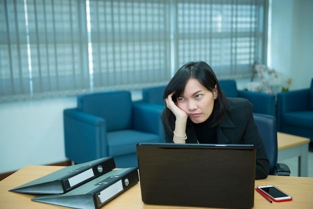 Mulher de negócios asiáticos pensando em trabalhar no escritórioA secretária tem um trabalho duro do chefeTailândia pessoasNão tem ideias