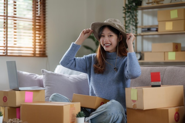 Mulher de negócios asiáticos PME trabalhando no conceito de compras on-line de escritório em casa