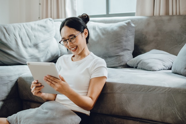 Mulher de negócios asiáticos trabalhando na comunicação pela internet, vídeo chamada de pessoas de negócios ou reunião de videoconferência por tecnologia online, trabalho de quarentena com laptop em casa com trabalho em equipe