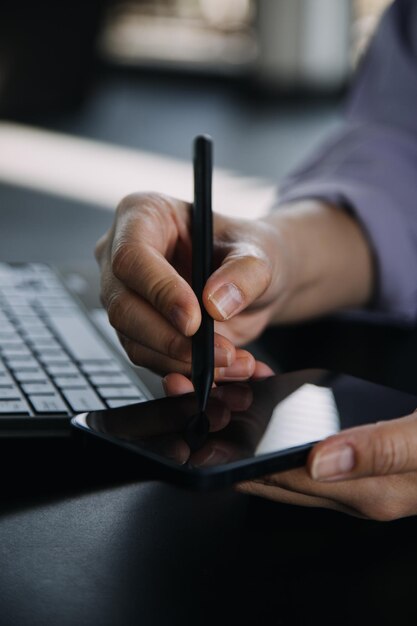 Mulher de negócios asiáticos usando calculadora e laptop para fazer finanças matemáticas em uma mesa de escritório relatório fiscal estatísticas contábeis e conceito de pesquisa analítica