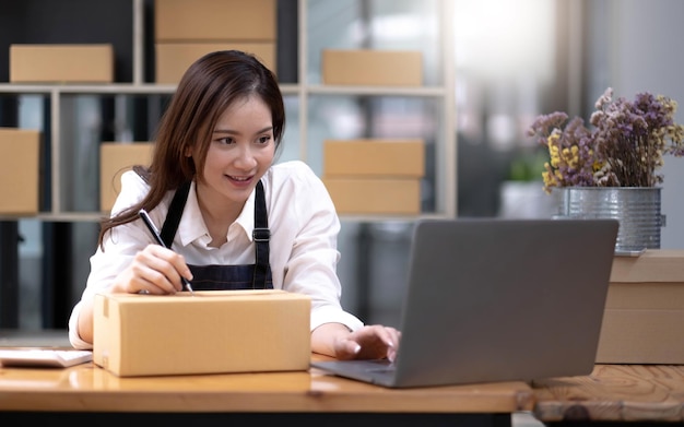 Mulher de negócios asiáticos vendendo marketing on-line de negócios em casa