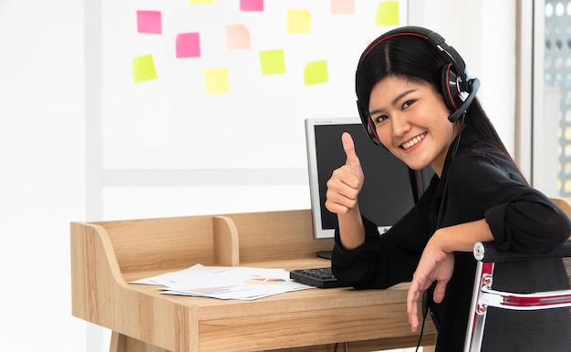 Mulher de negócios asiáticos videoconferência para conversar com colegas que trabalham no escritório em casa usam fones de ouvido aluna falando por videoconferência treinadora de professoras de casa na sala de estar